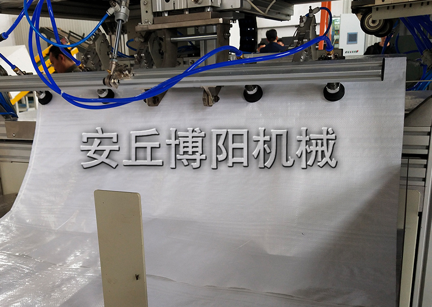 飼料原料全自動包裝碼垛機的工作原理和特點是什么？