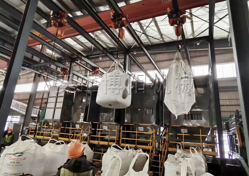 泰安1噸磷酸一銨噸袋拆包機(jī) 粉體噸袋拆包卸料機(jī)客戶(hù)現(xiàn)場(chǎng)